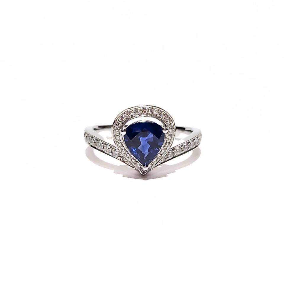 18K White Gold Sapphire Ring